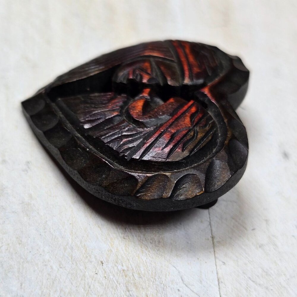 Vtg Hokkaido Wood Carved Heart brooch Artist signed Rare Jewelry dated 1965 - Picture 4 of 11